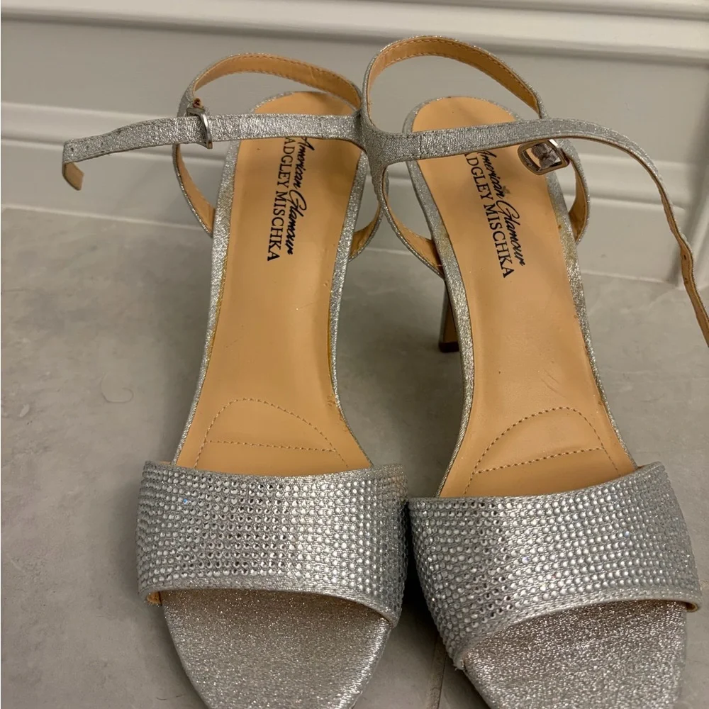 Badgley Mischka Shimmering Silver Heels size 8.5 - Picture 2 of 7